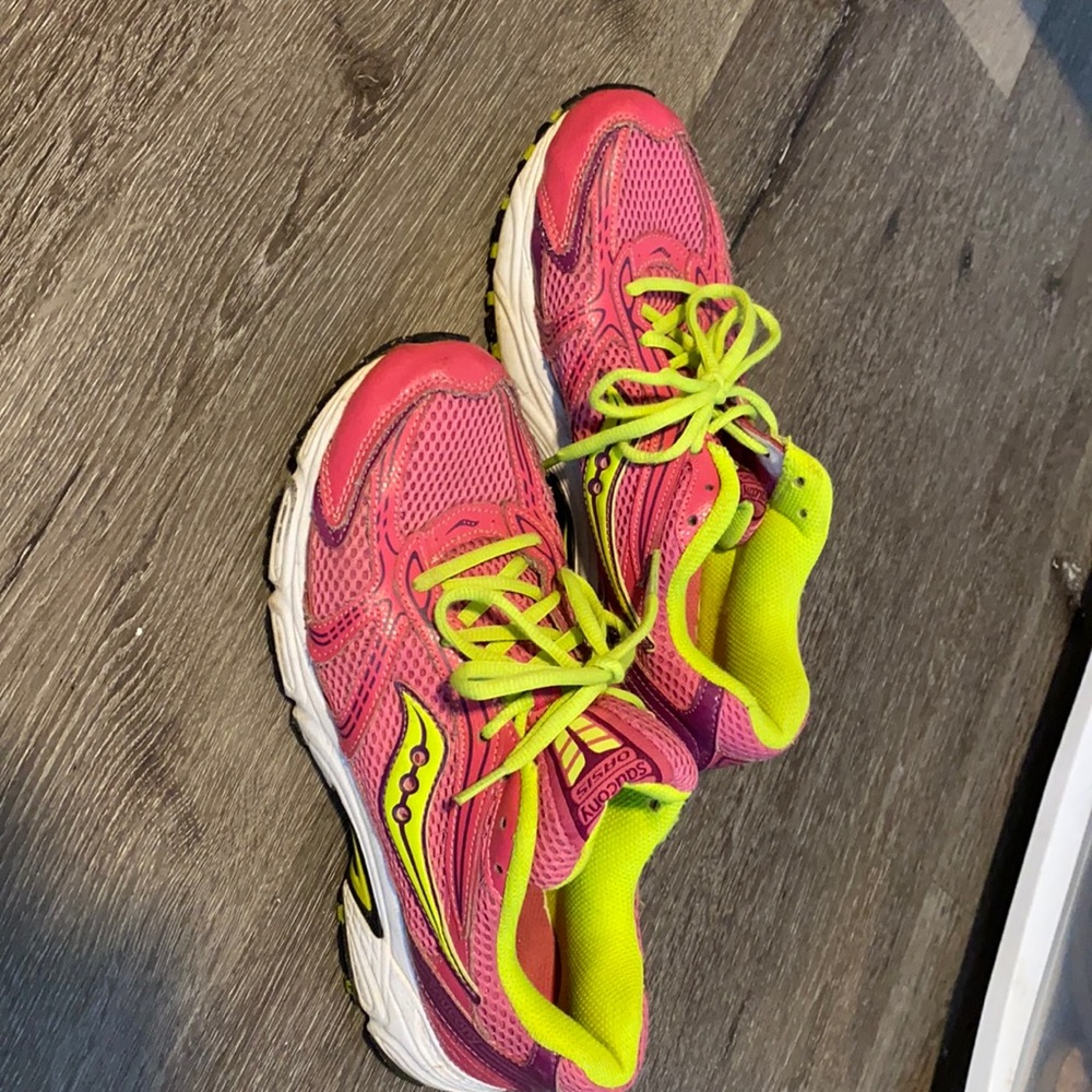 Saucony Oasis cross trainers.
